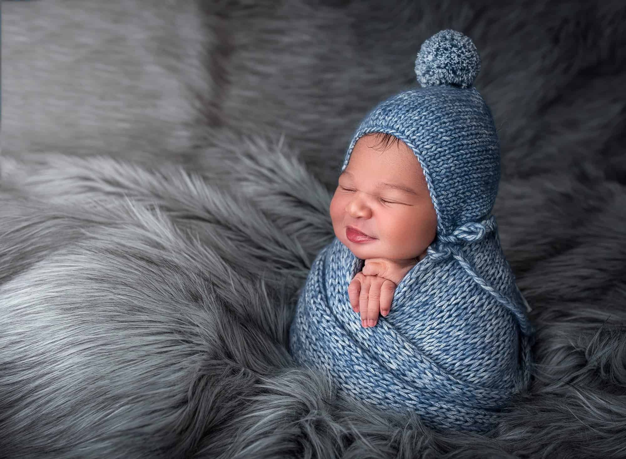 Newborn smile with big sister photos