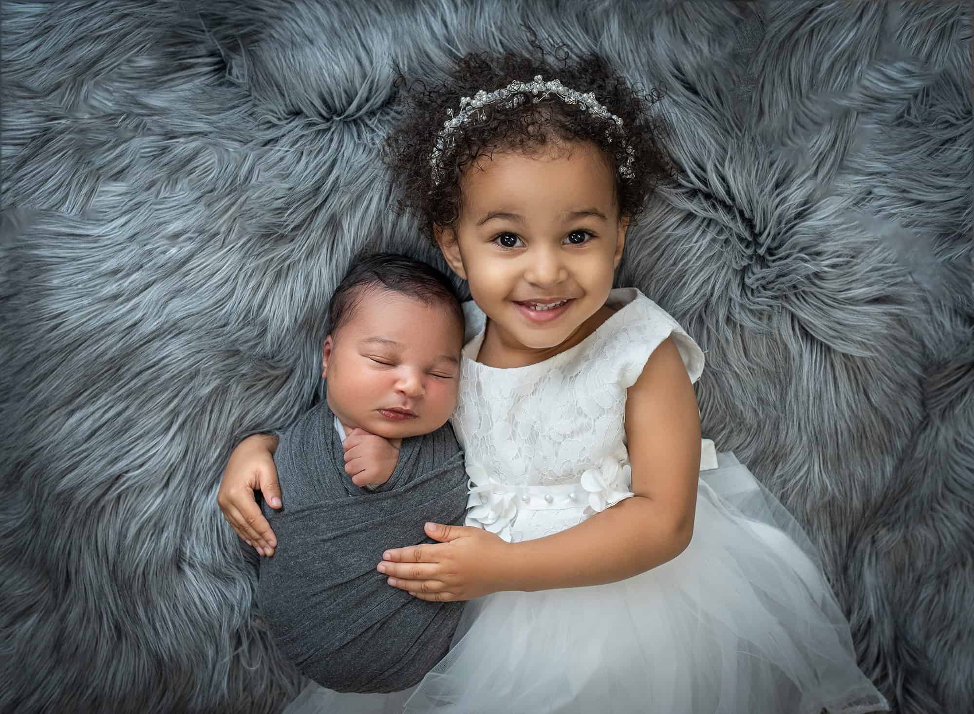 Newborn smile with big sister photos