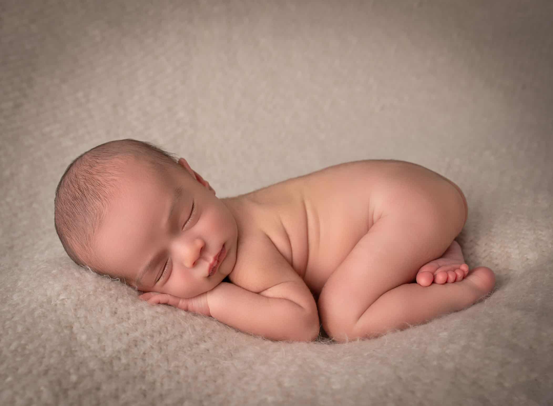 professional newborn photographer in connecticut