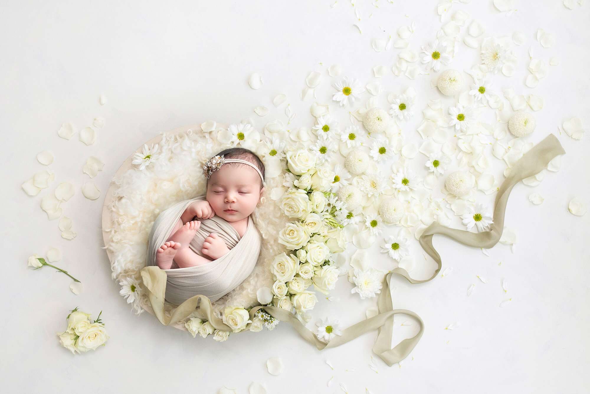 best newborn photographer cozy newborn pictures